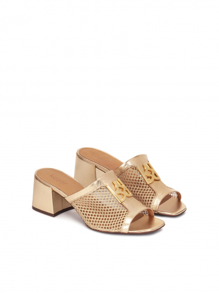 Ażurowe ote klapki zdobione monogramem