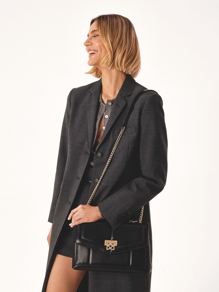 Czarna torebka na ramię z rączką i łańcuchem