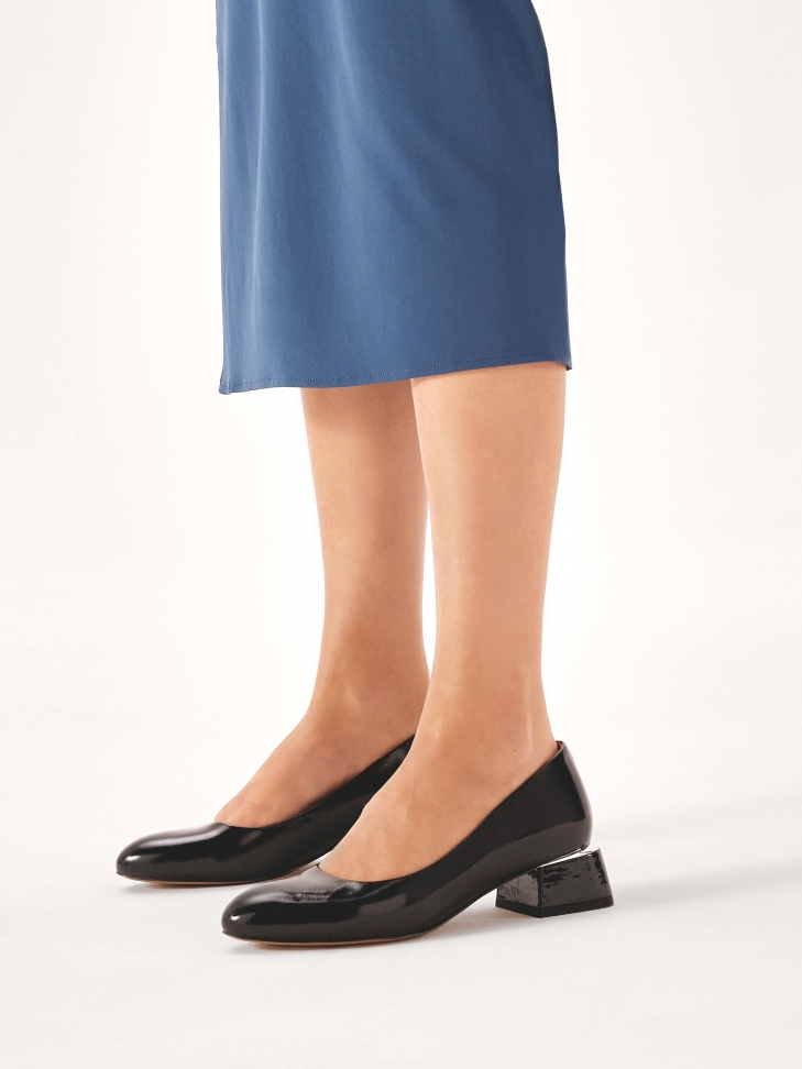 Lakierowane czółenka na niskim szerokim obcasie