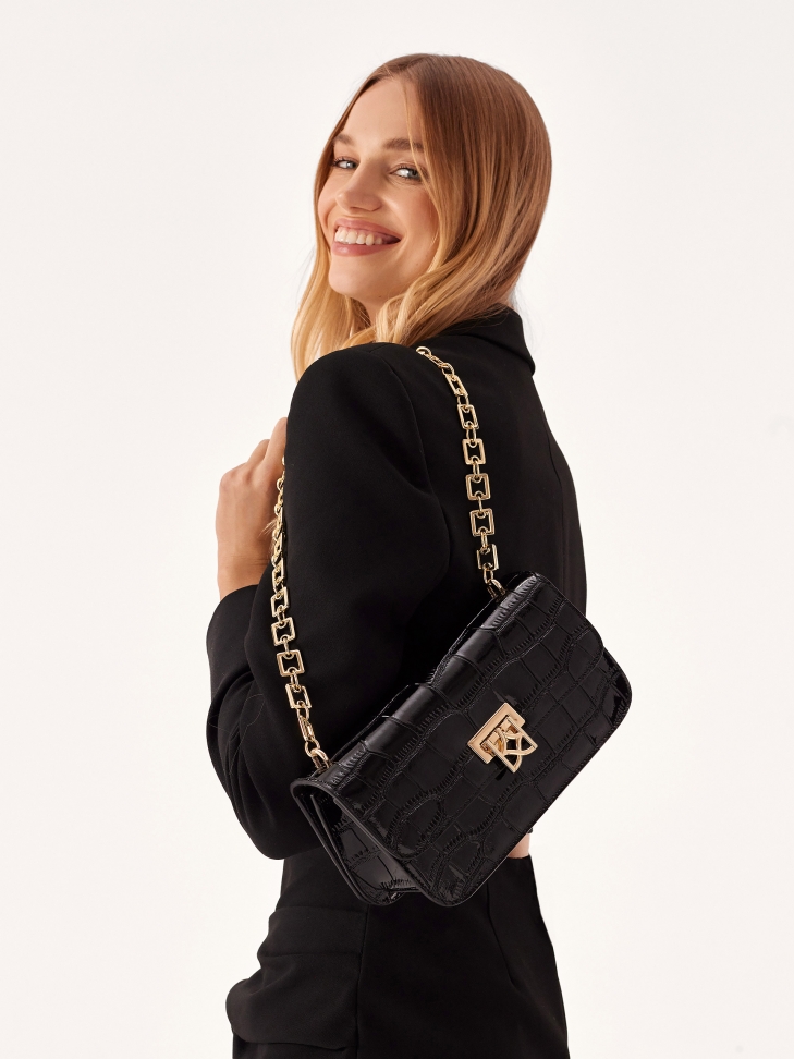 Czarna torebka z tłoczonej skóry na efektownym łańcuszku