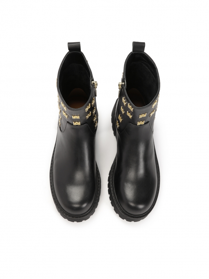 Botki na suwak zdobione metalowymi monogramami