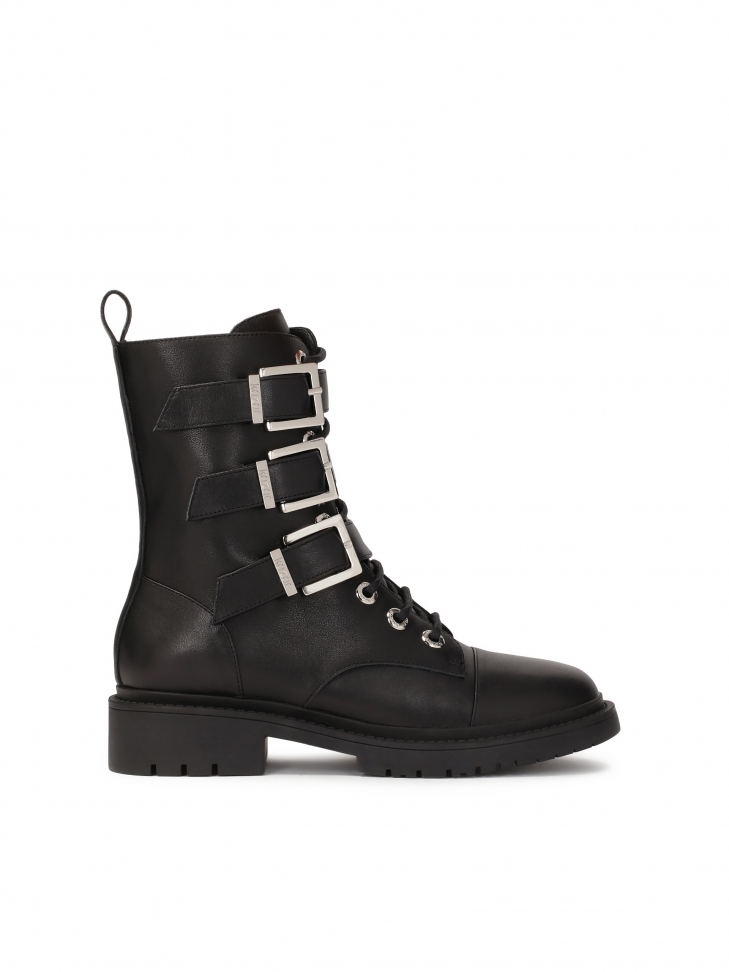 Czarne trzewiki zdobione trzema klamrami