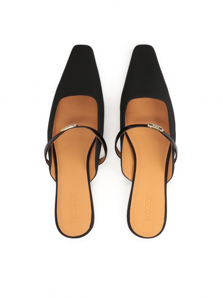 Eleganckie czarne klapki z pełnym przodem