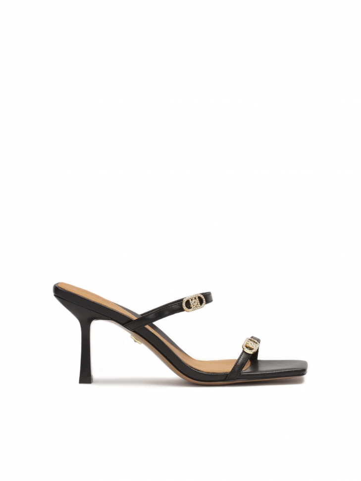 Kwadratowe klapki z cienkimi paskami