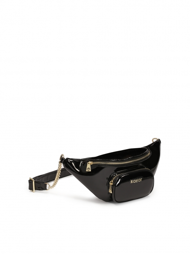 Lakierowana nerka na łańcuszku ze skórzaną wstawką