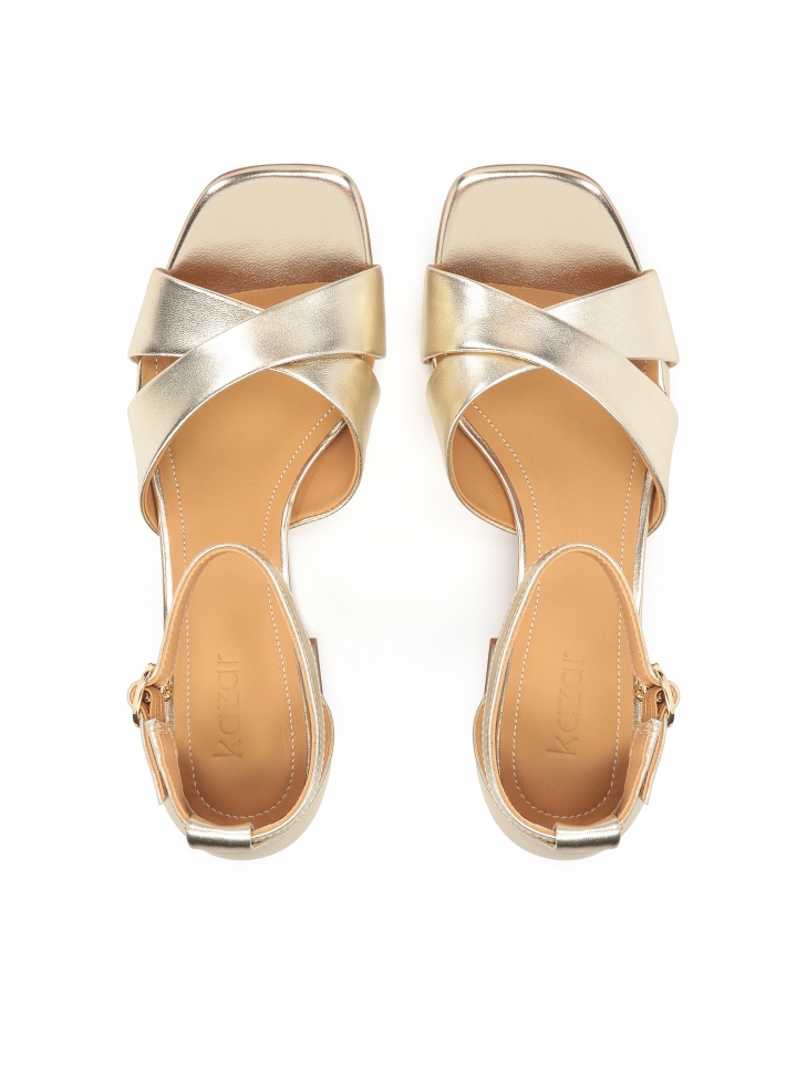 Klasyczne sandały na niskim słupku w otym kolorze