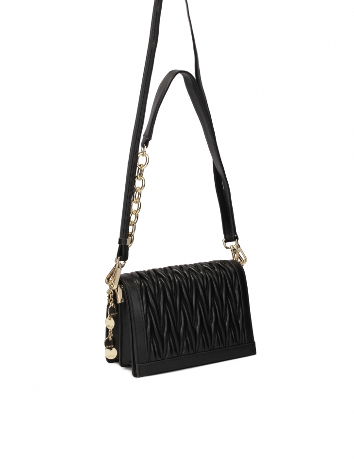 Czarna torebka ozdobiona marszczeniem
