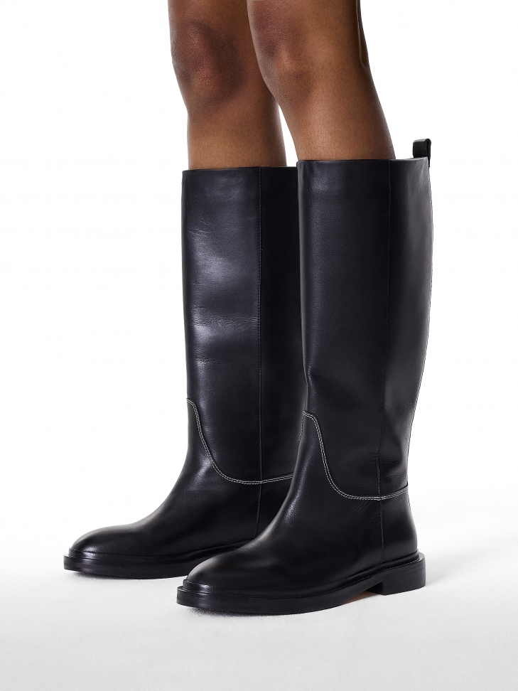 Wsuwane kozaki na płaskiej podeszwie