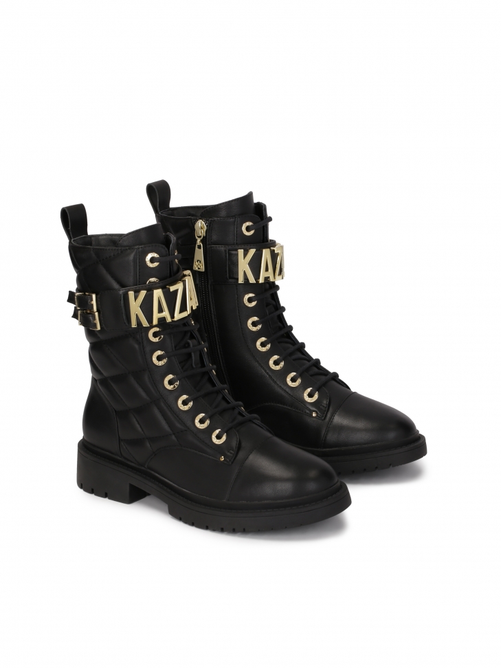 Skórzane trzewiki z metalowym napisem