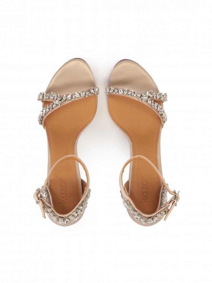 Zdobione sandały ślubne z tkaniny