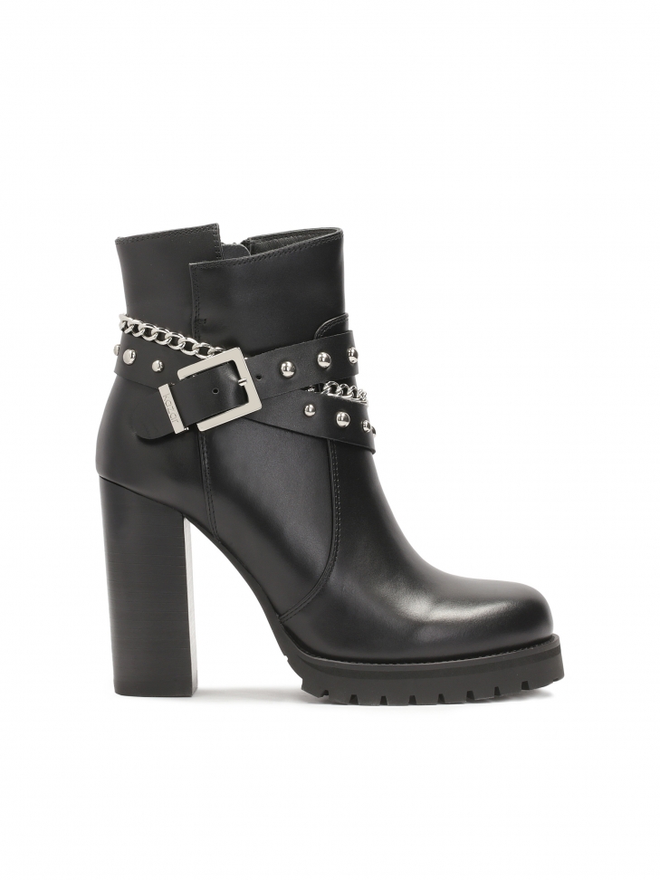 Skórzane botki zdobione srebrnymi detalami