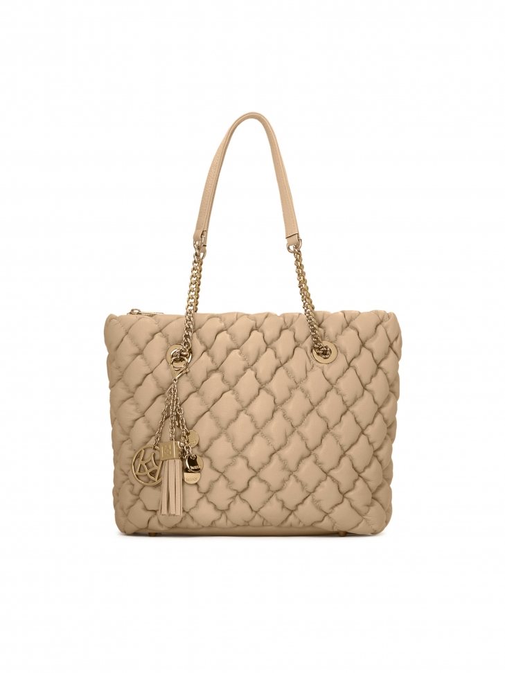 Miękka pikowana torebka z odpinanym brelokiem