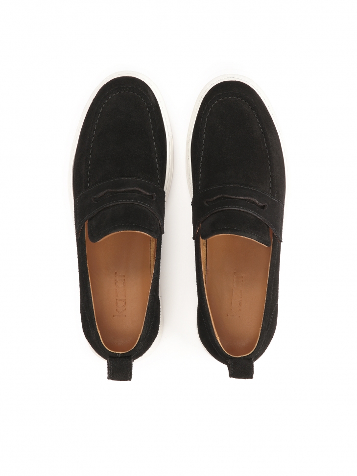 Czarne sneakersy slip-on z zamszu na kontrastującej podeszwie