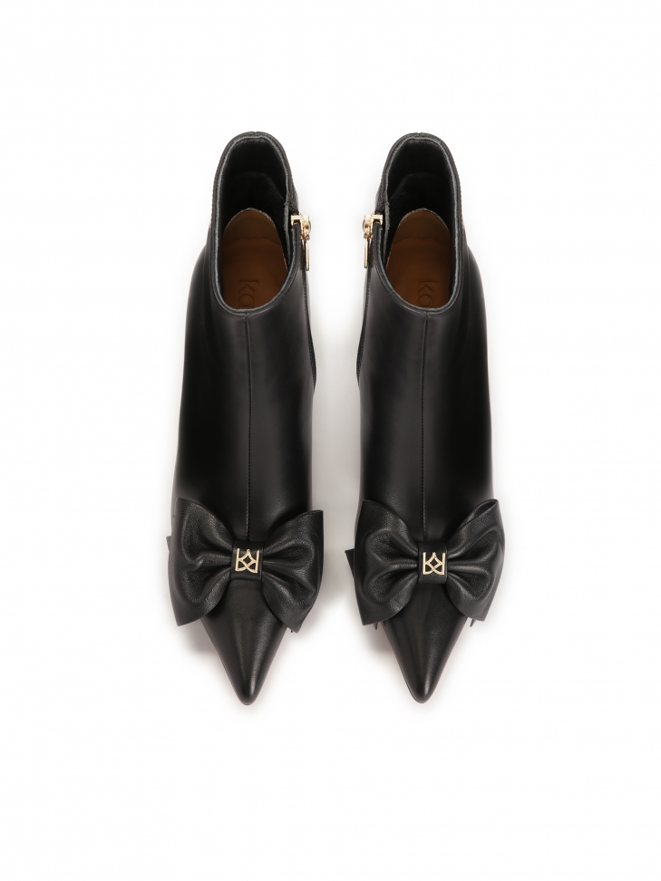 Klasyczne botki z dużą kokardą