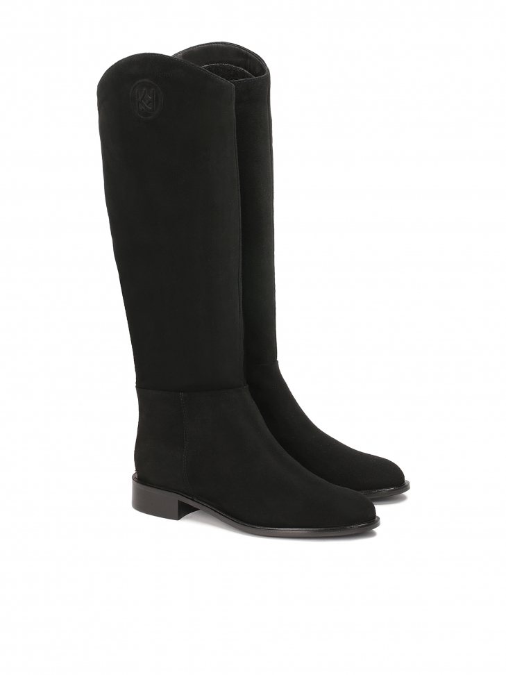 Zamszowe kozaki na płaskiej podeszwie