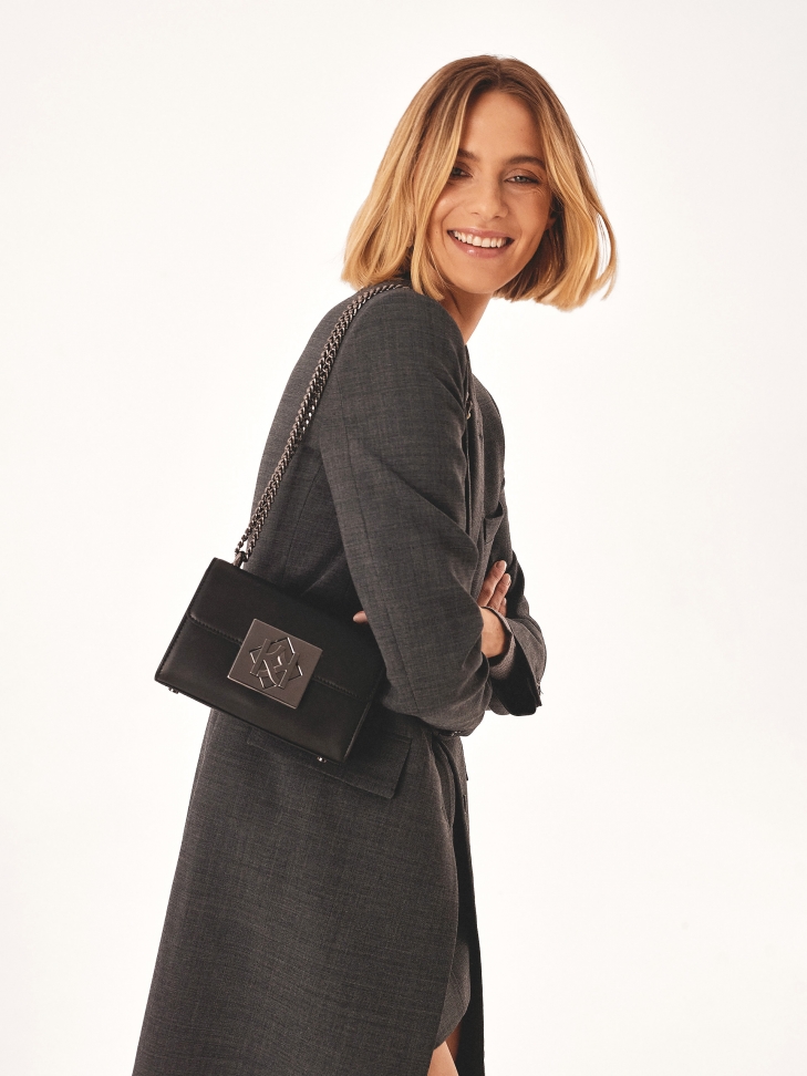 Mała sztywna torebka z dużym zapięciem