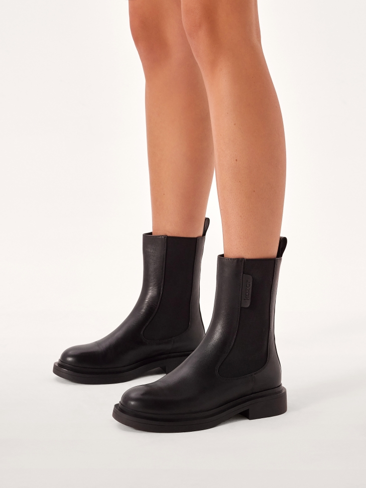 Klasyczne botki na płaskiej podeszwie z gumowymi panelami