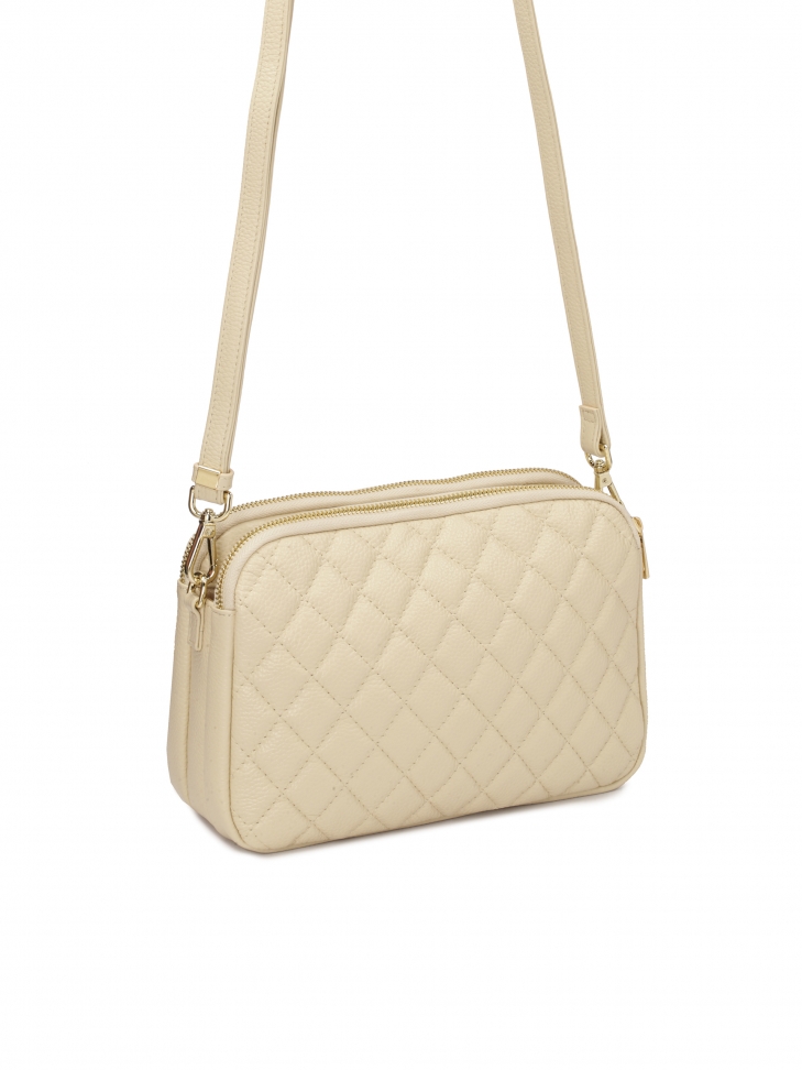 Mała torebka z pikowanym wzorem na skórzanym pasku