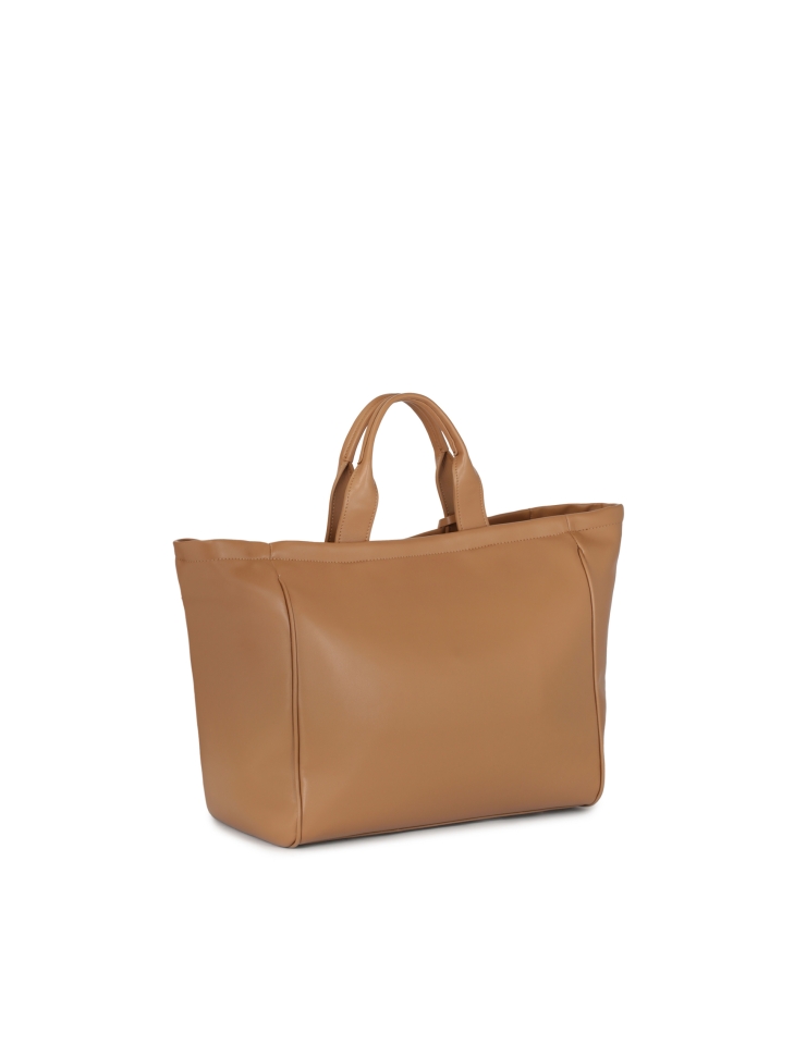 Brązowa skórzana torebka z brelokiem