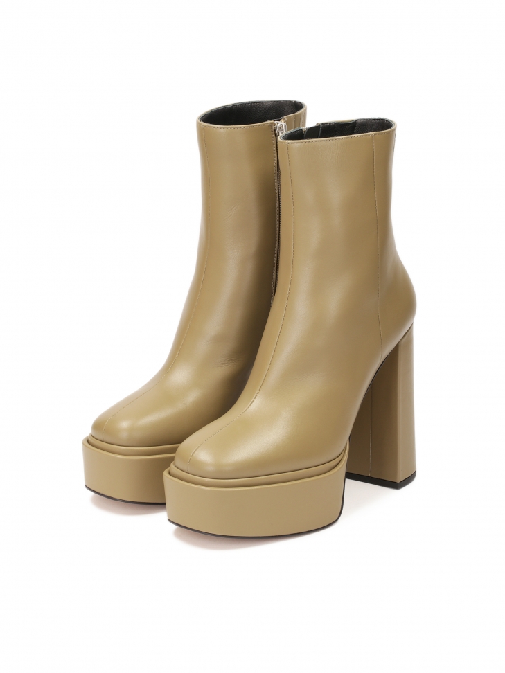 Botki na platformie i klocku ze smukłą cholewką