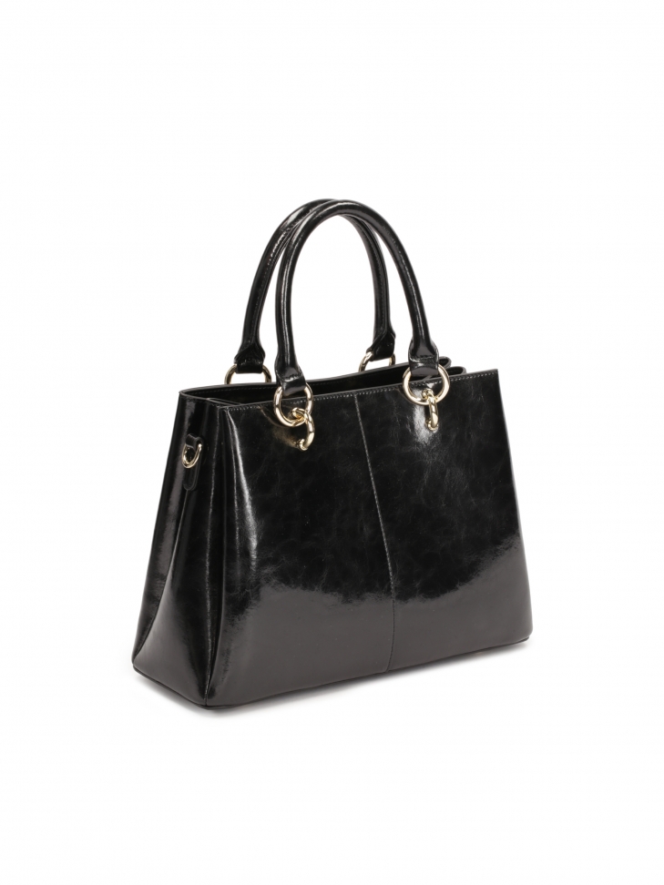 Czarna torebka z rączkami zdobiona łańcuchem