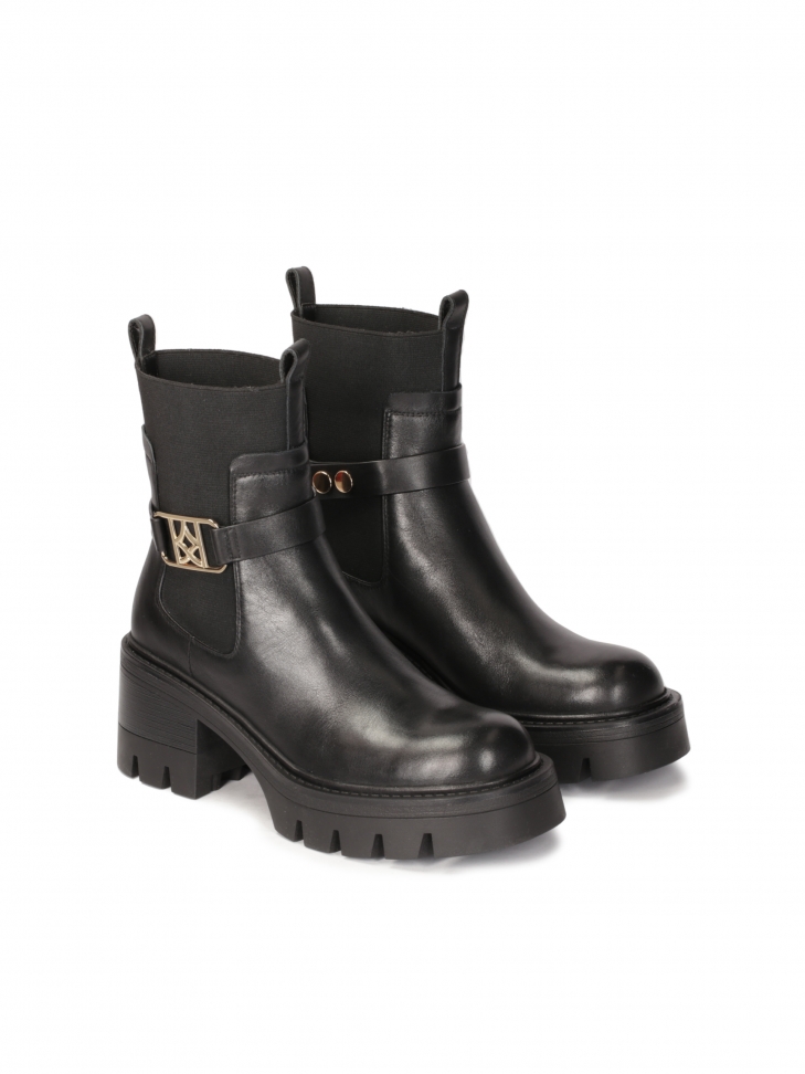 Wsuwane botki z ozdobnym odpinanym paskiem