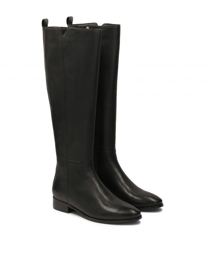 Czarne kozaki skórzane z wycięciem na cholewce