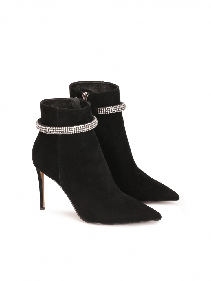 Botki na szpilce z błyszczącym paskiem