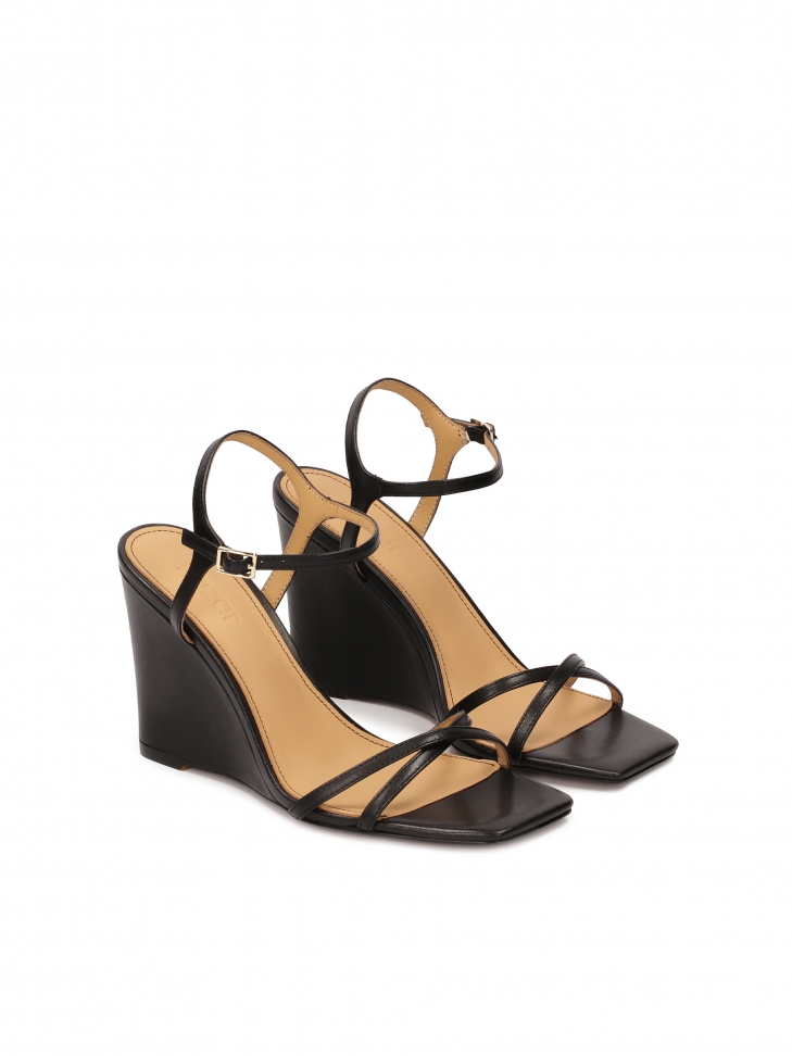 Czarne sandały na koturnie z kwadratowym noskiem