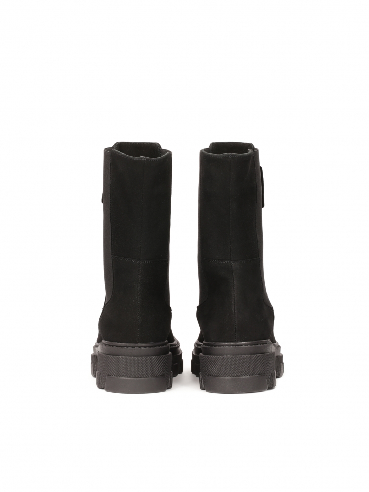 Wsuwane botki z zamszu na grubej podeszwie