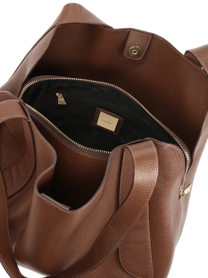 Brązowa torebka na ramie z groszkowej skóry