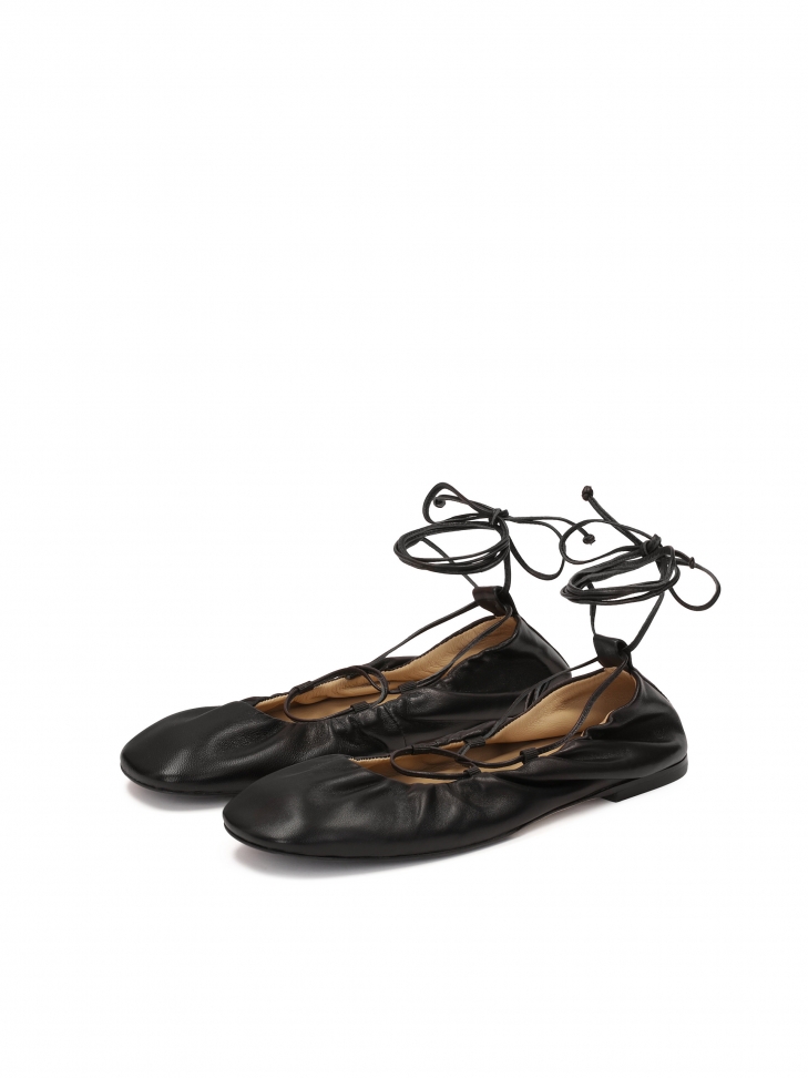 Czarne baleriny wiązane wokół kostki