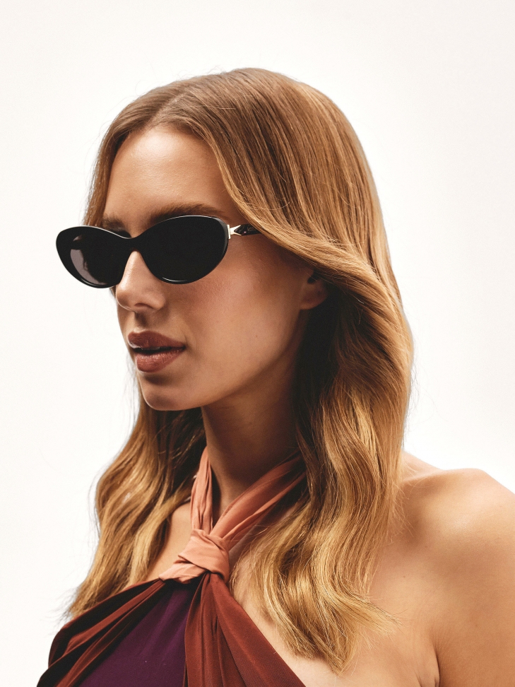 Przeciwsłoneczne okulary damskie z kolorowymi zausznikami