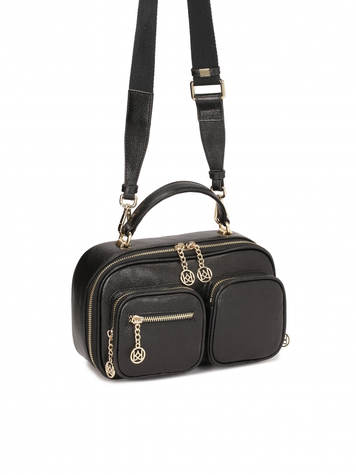 Czarna skórzana torebka o pojemnym wnętrzu