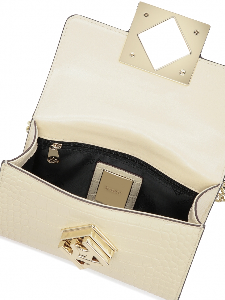 Mała torebka z łańcuchem o sztywnej konstrukcji