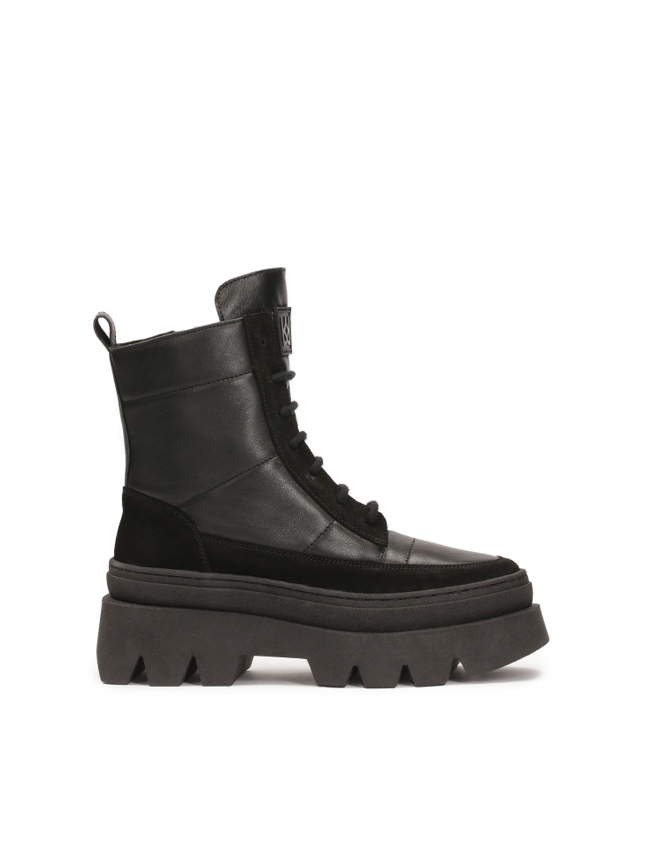 Trzewiki z łączonych materiałów na grubej podeszwie