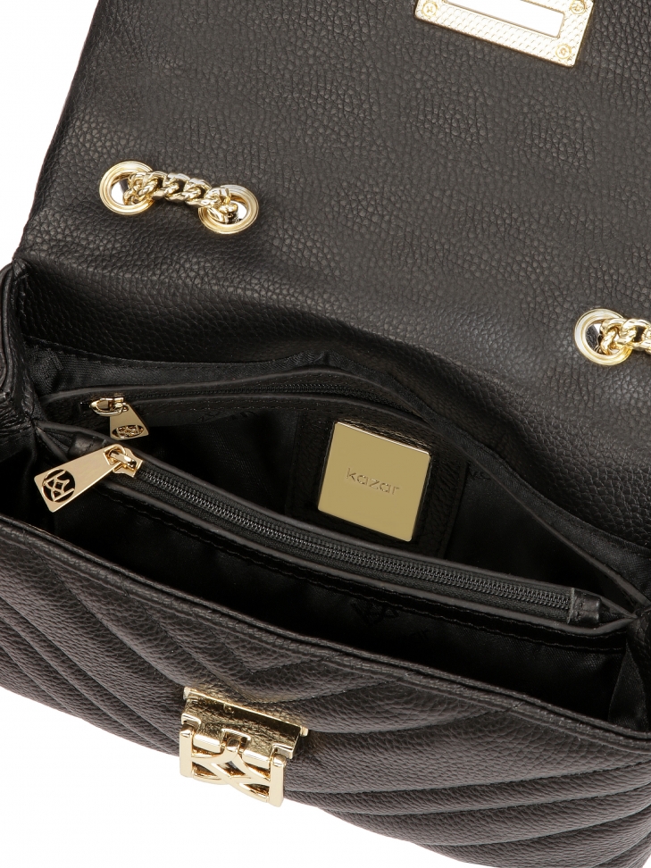 Mała pikowana torebka z ozdobnym zapięciem