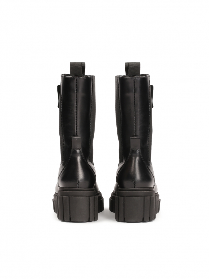 Czarne wsuwane botki chealse na trepowej podeszwie
