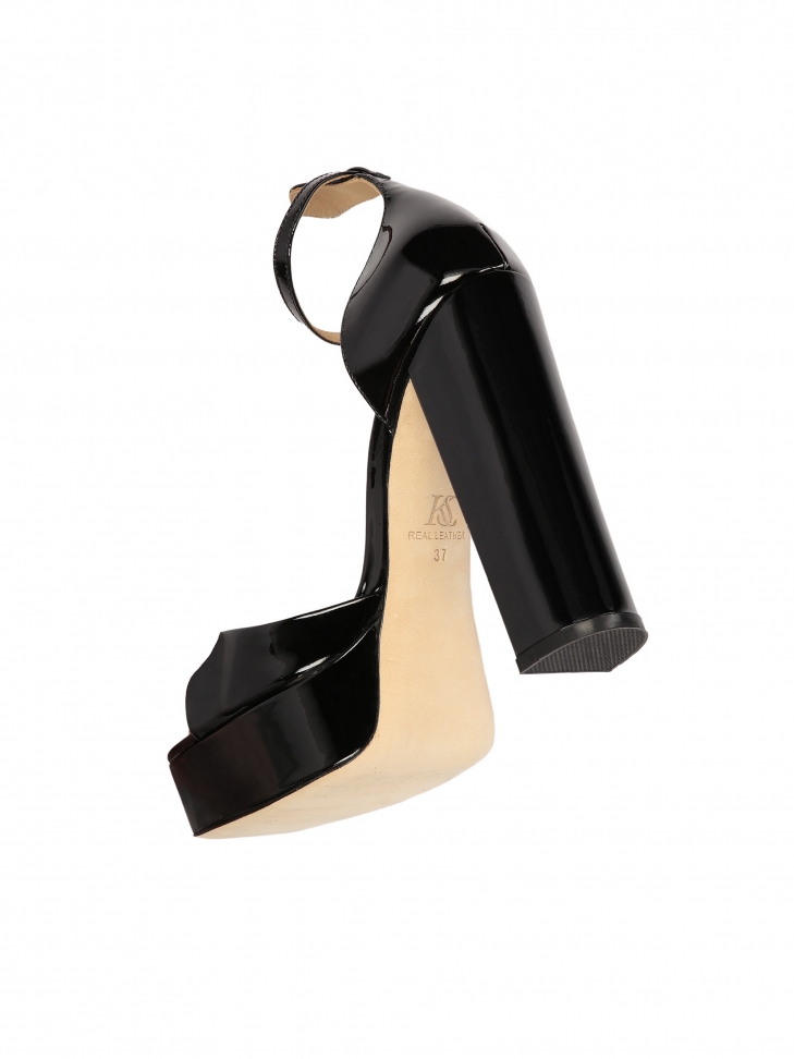 Czarne sandały na platformie z lakierowanej skóry