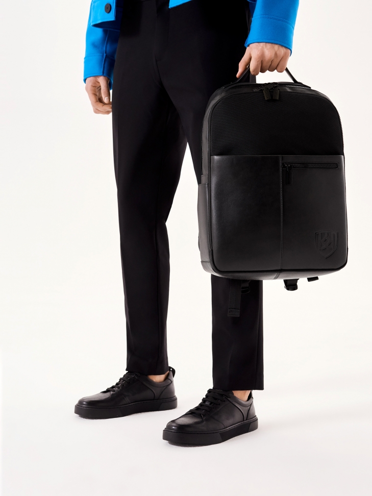 Czarny duży plecak męski z tkaniny i skóry syntetycznej