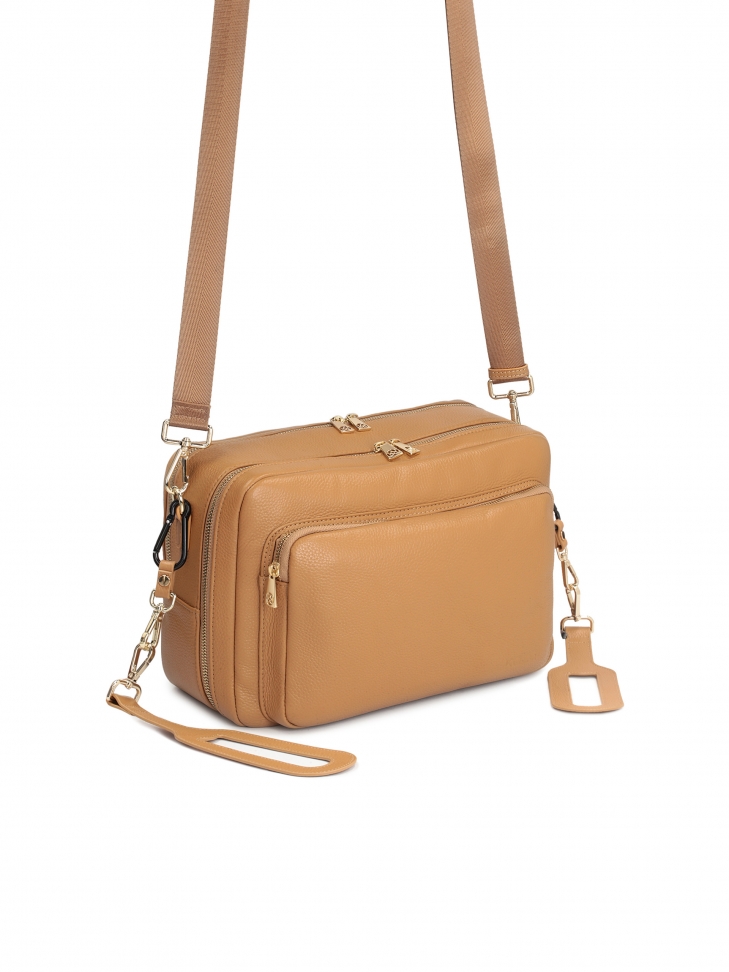 Jasnobrązowa skórzana torebka mommy bag z zaczepami do wózka