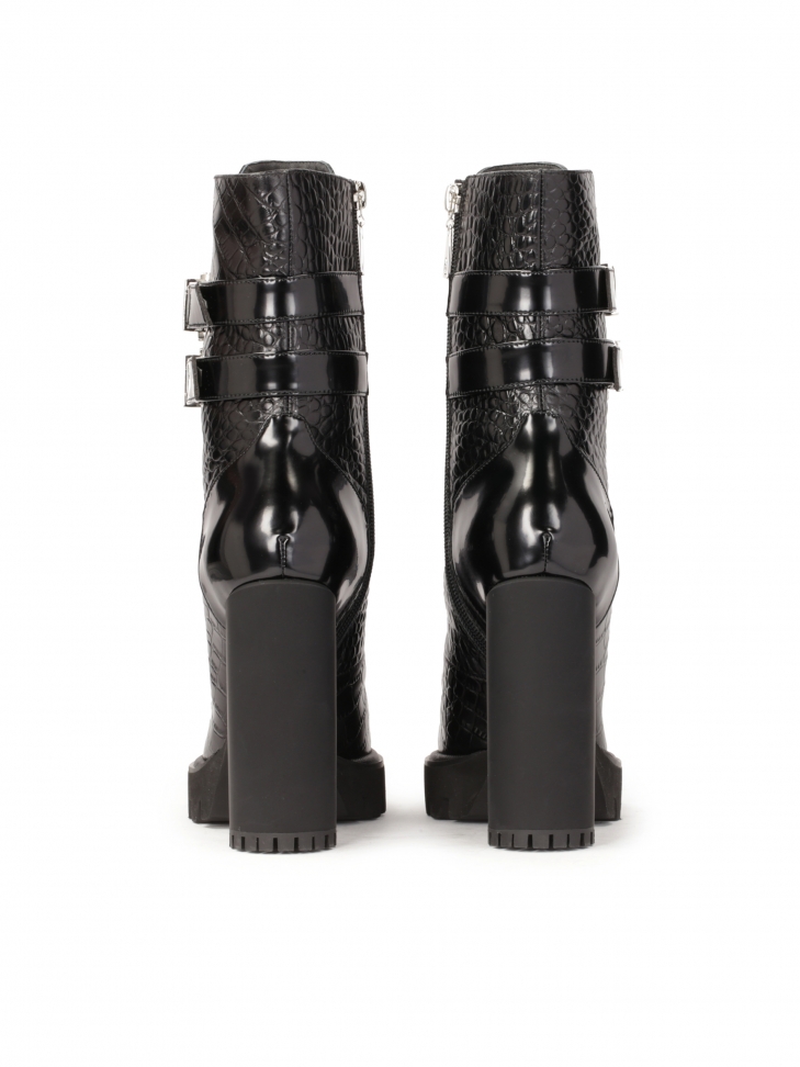 Botki na obcasie z wysoką cholewką