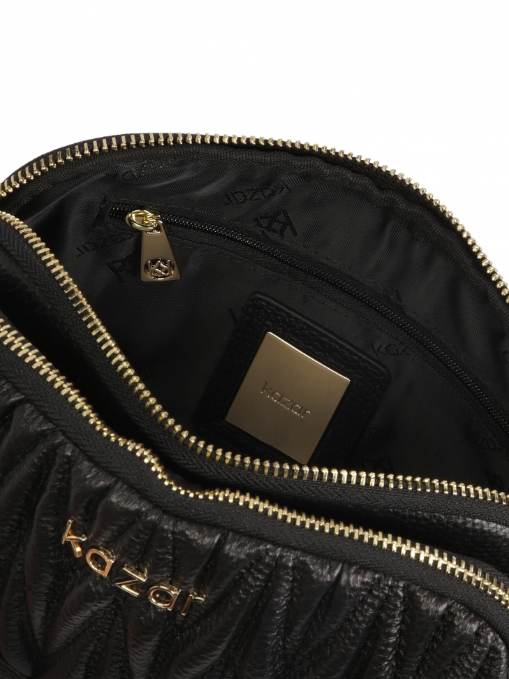 Mała czarna torebka z pikowaniem i monogramem KAZAR