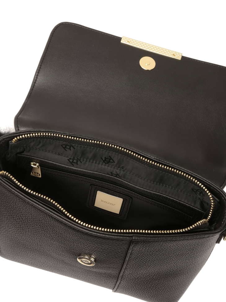 Czarna torebka na ramię z odpinanym pomponem