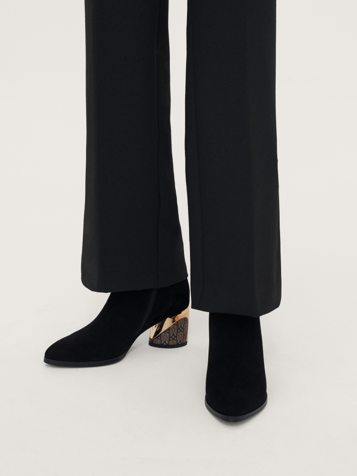 Zamszowe botki na wzorzystym obcasie z metalową wstawką