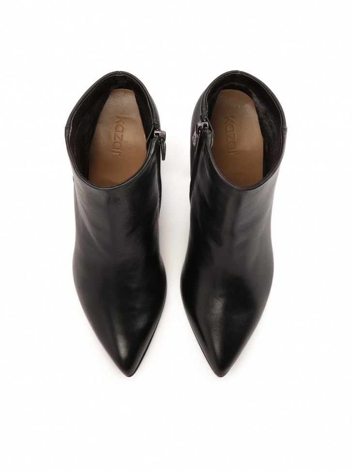 Czarne skórzane botki z wydłużonymi noskami
