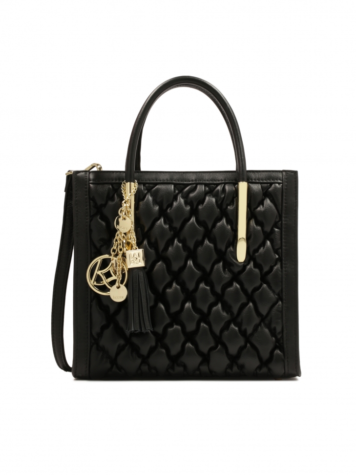 Skórzana torebka w modne pikowanie ze otym brelokiem