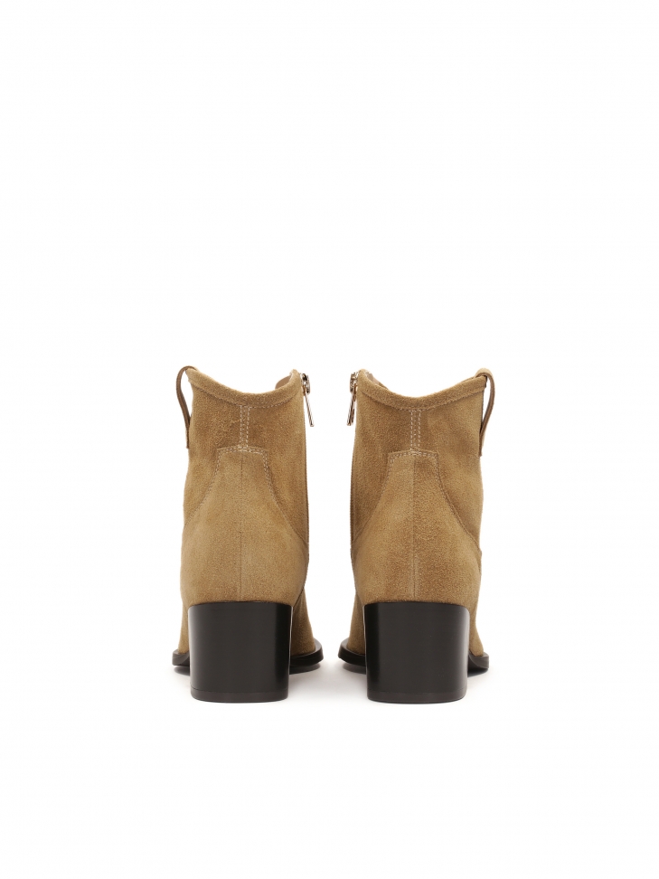 Jasnobrązowe botki z zamszu w stylu kowbojskim