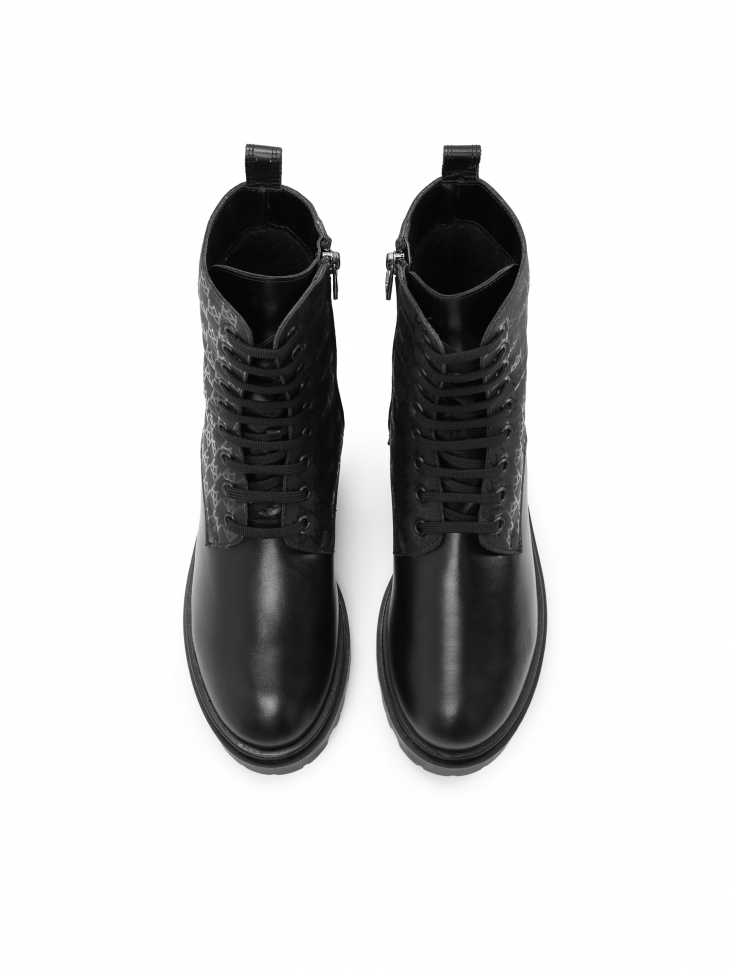 Klasyczne trzewiki damskie z czarnej skóry ozdobionej monogramami