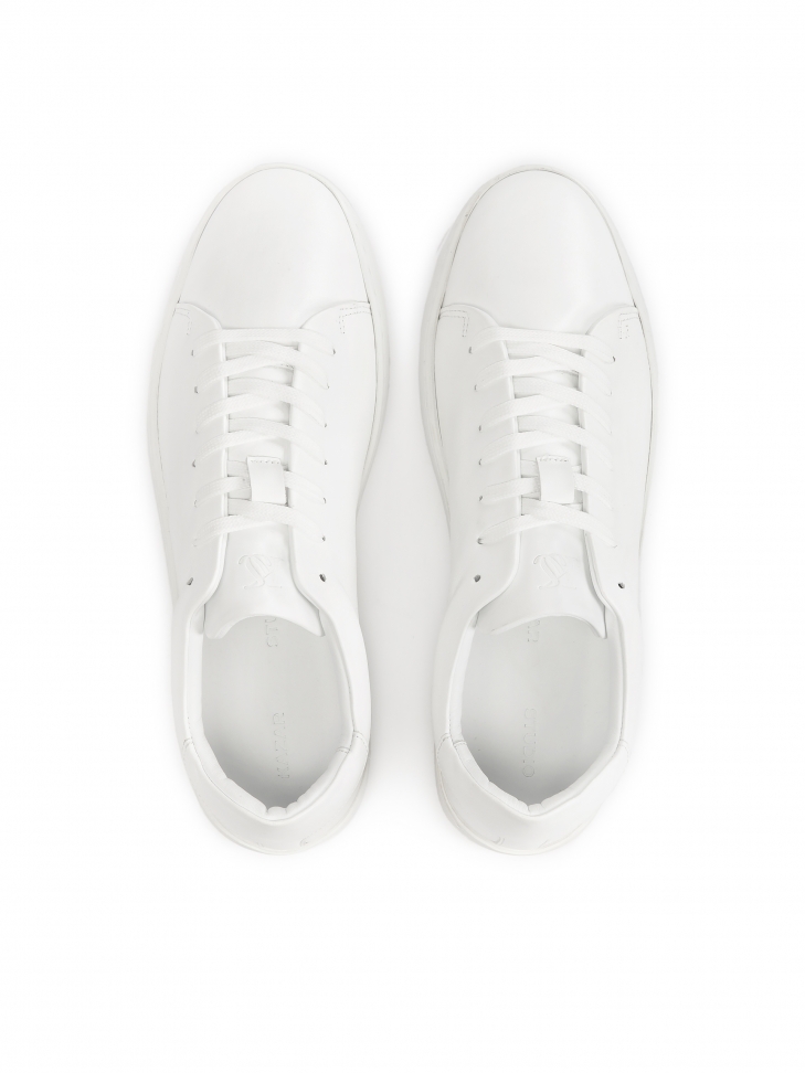 Białe sneakersy w stylu smart casual